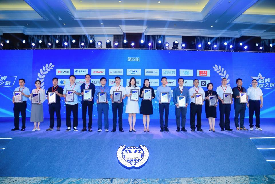 左鹏鹏荣获2025年度品牌人物·优秀企业家 左鹏鹏荣获2025年度品牌人物·优秀企业家